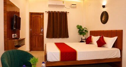 Raja's Paradise Inn Room Type - Deluxe Room with Air Conditioning