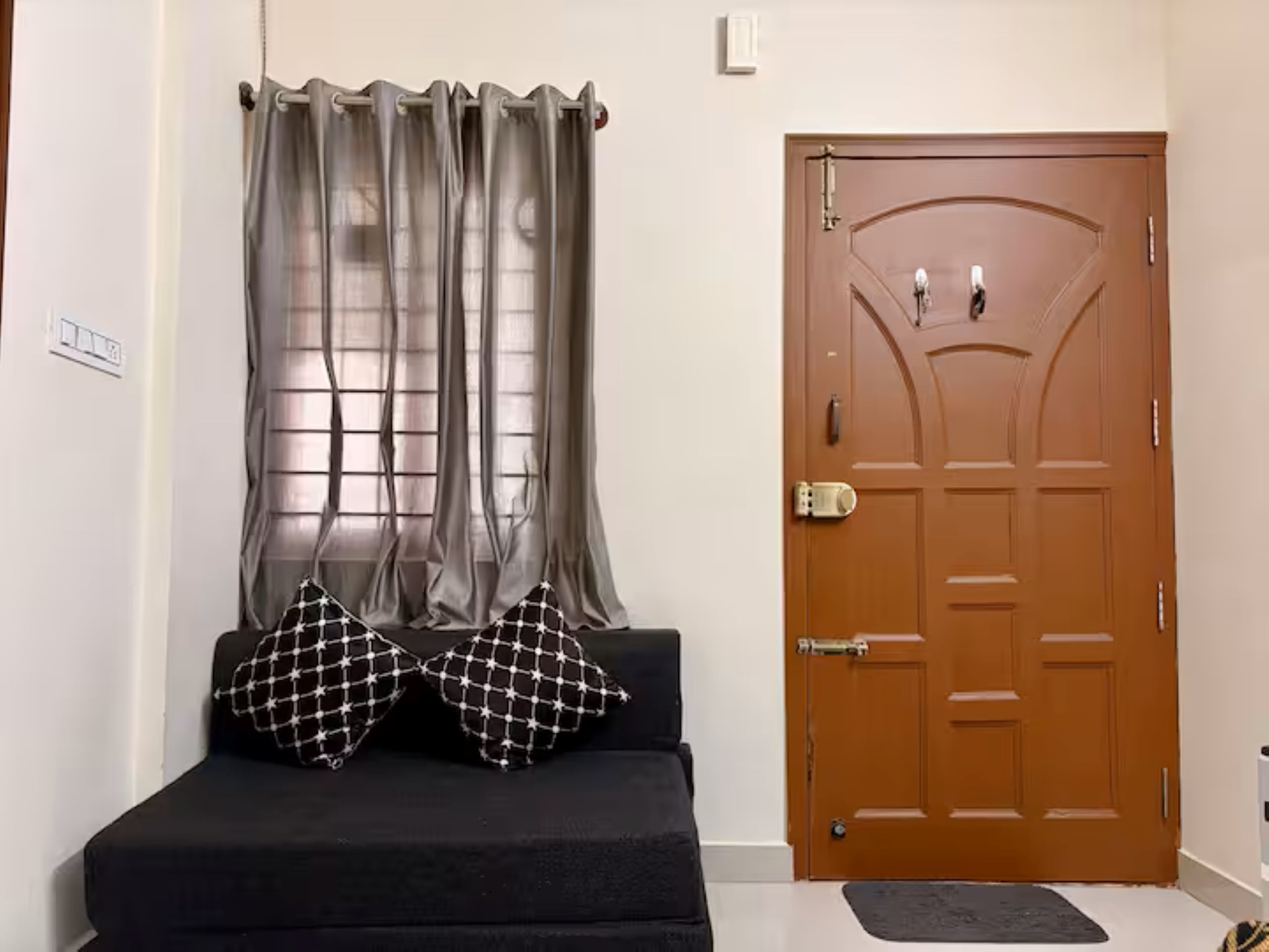 Cozy couple friendly 1 BHK flat near Wipro Kodathi - Tap to explore photos