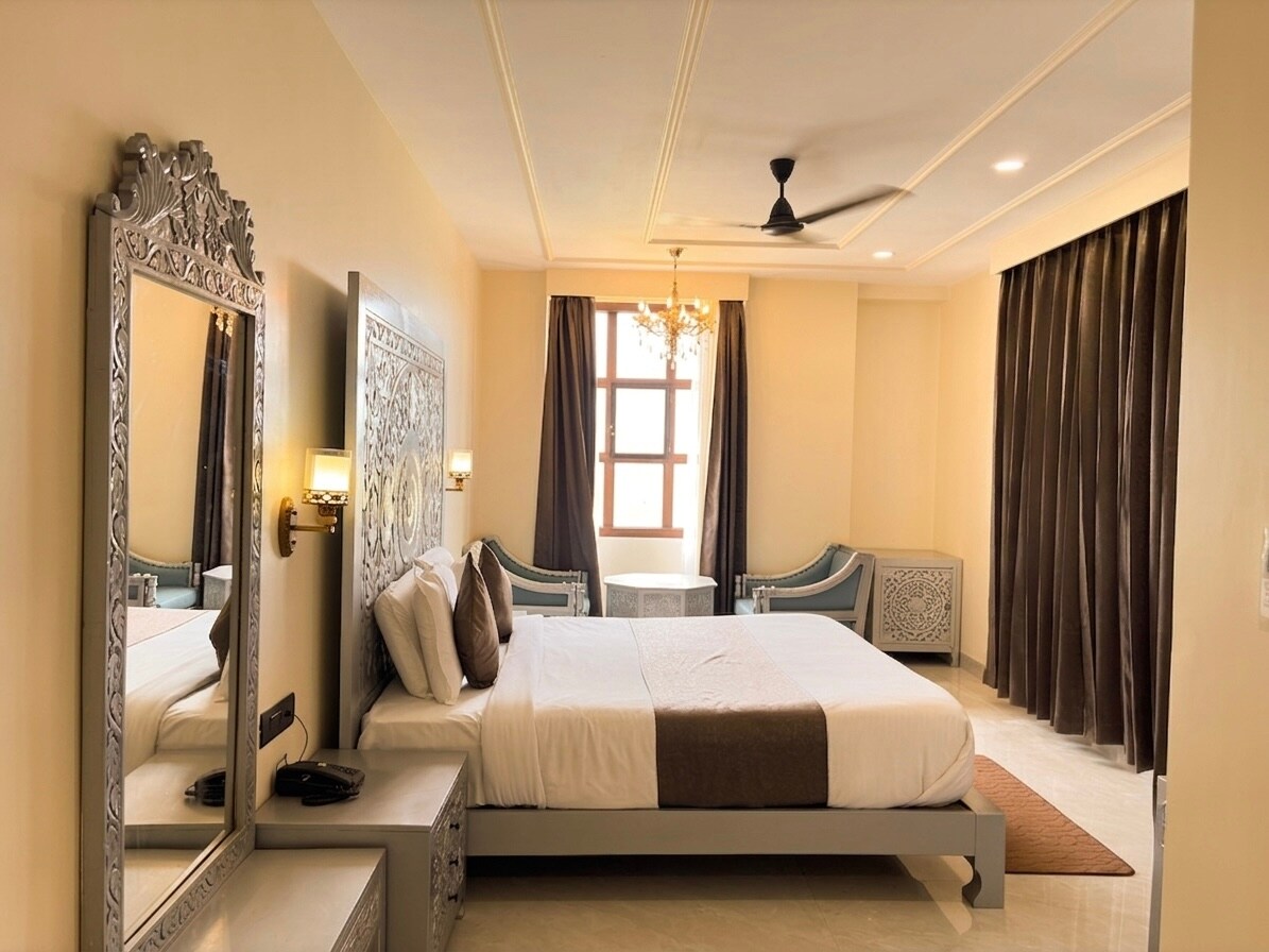 Hotel Shringar Mahal near Chaar Dham Vrindavan - Tap to explore photos