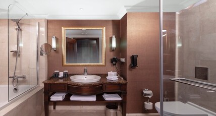 Crowne Plaza Hotel Istanbul - Asia Room Type - 1 King Bed Standard Lounge Access