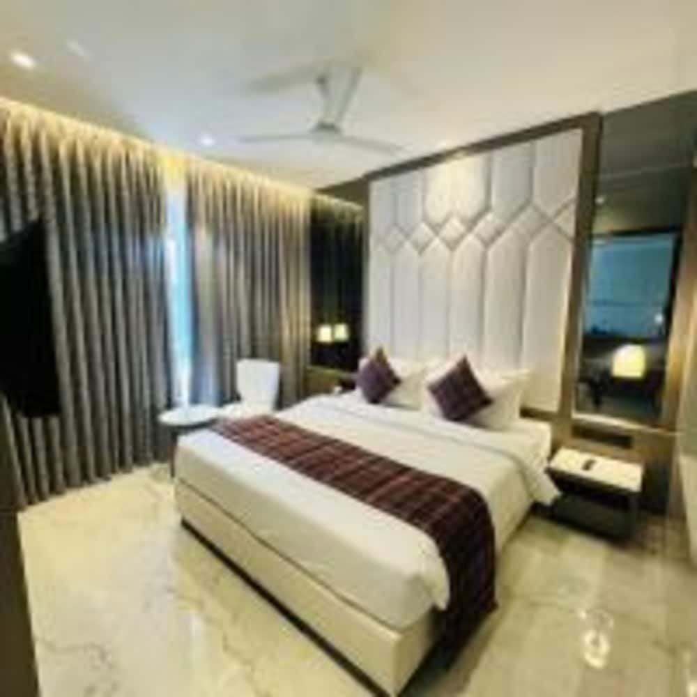 Instafeel Hotel - Tap to explore photos
