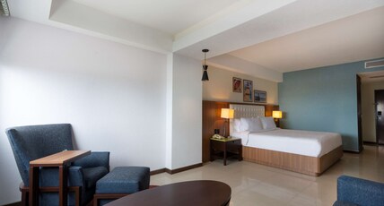 Hampton by Hilton Veracruz Boca Del Rio Room Type - 1 KING RM W SOFA FRIDGE NS