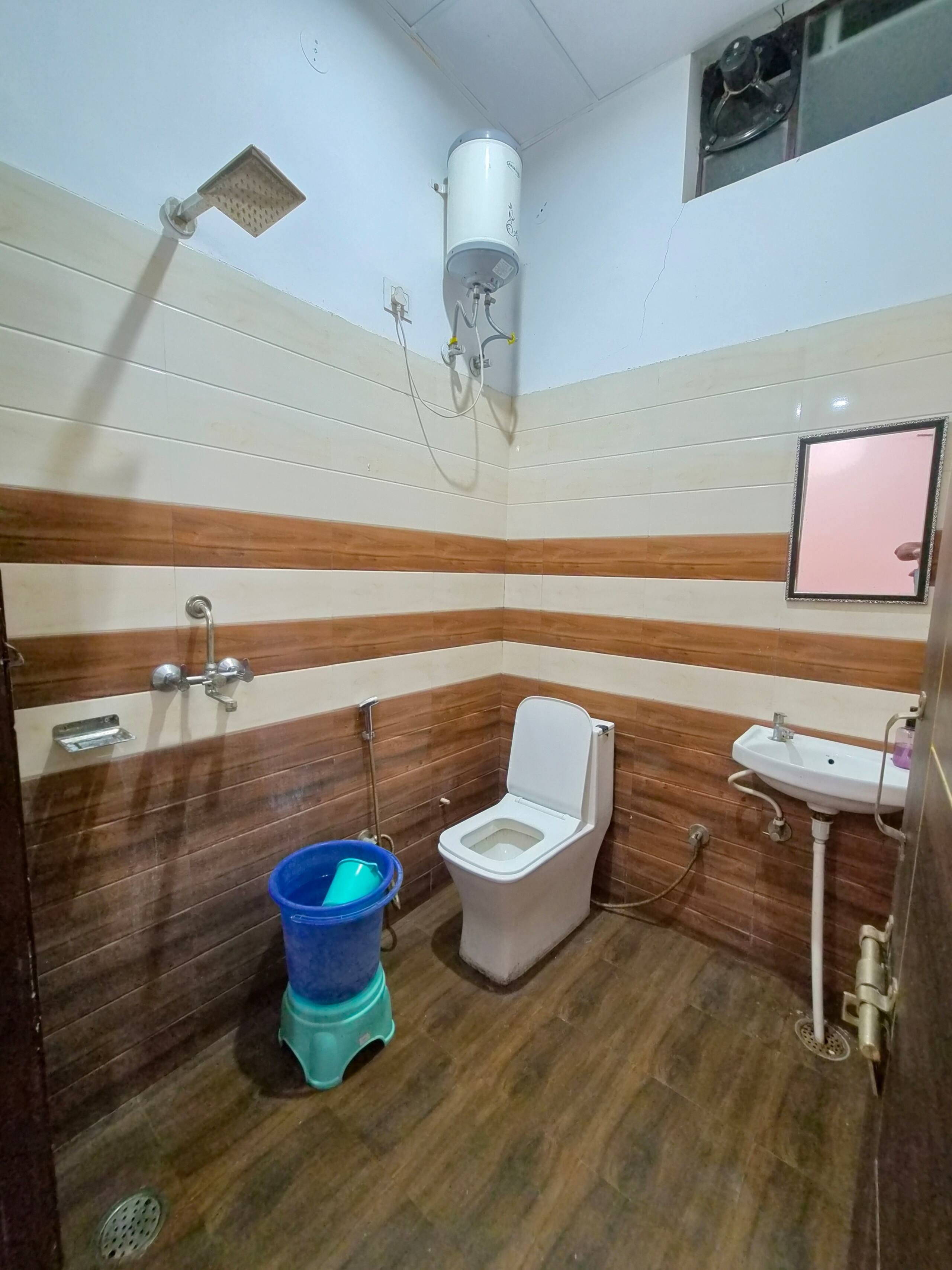 Hotel Delight 101 Rooms Budget Airport - Tap to explore photos