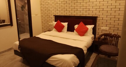 Hotel VRS INNS Room Type - Economy Deluxe Room