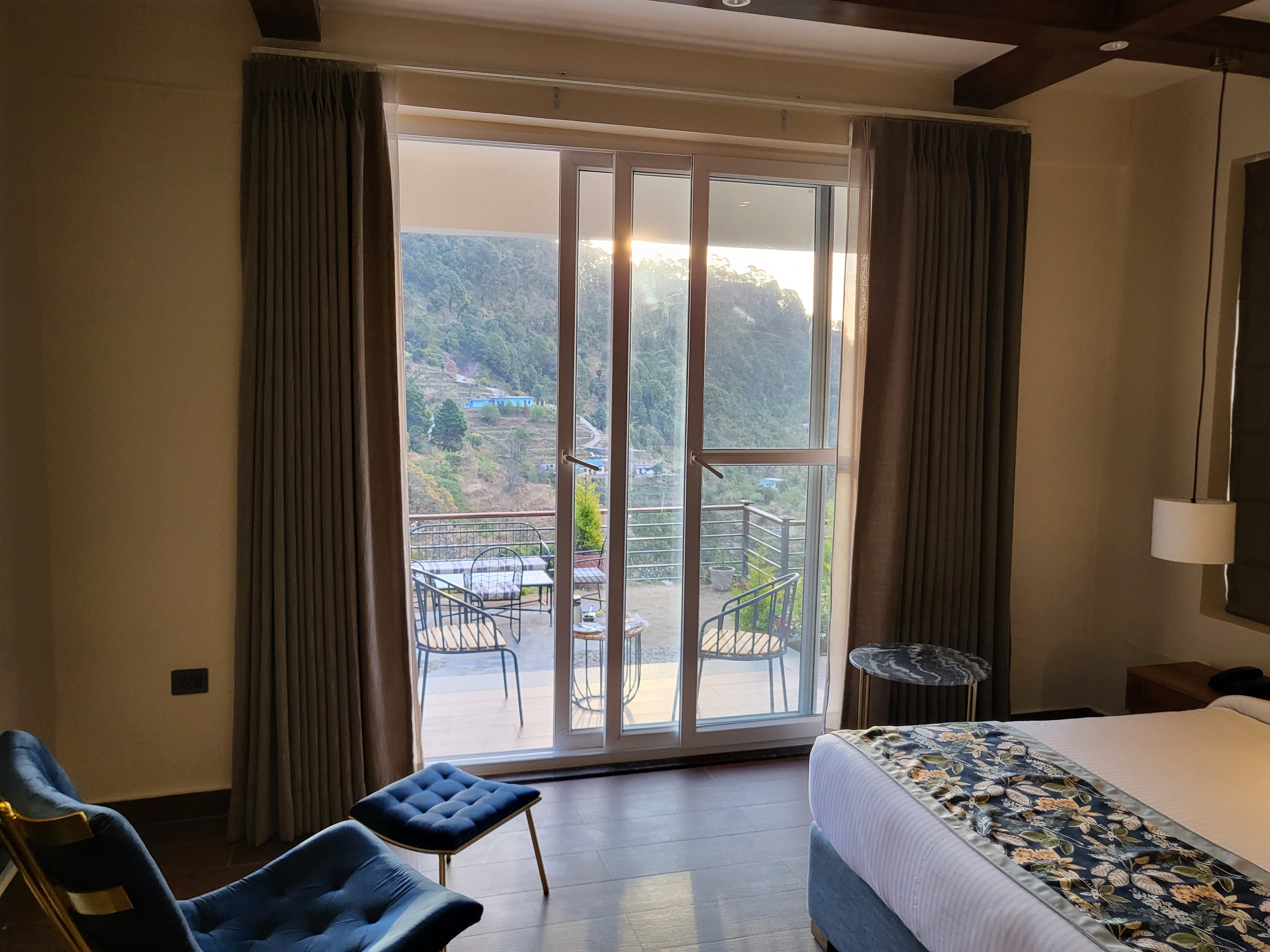 The Cozy Acorn Resort - Tap to explore photos