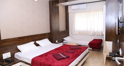 Hotel Navratna Room Type - Deluxe  AC 3 Bedded..