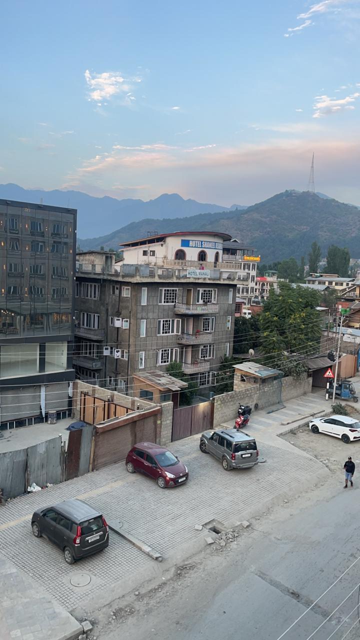 Hotel Leena 5mins walk to Dal Lake by Aura Stays - Tap to explore photos