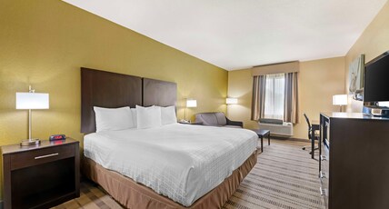BEST WESTERN EDGEWATER INN Room Type - Accessible - 1 King, Mobility Accessible, Communication Assistance, Roll In Shower, Sofabed, Non-Smo BEST WESTERN EDGEWATER INN Room Type - Accessible - 1 King, Mobility Accessible, Communication Assistance, Roll In Shower, Sofabed, Non-Smo