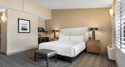 Best Western Plus Stevenson Manor Room Type - 1 King Bed, Non-Smoking, Second Floor, Balcony, Microwave And Refrigerator, Wi-Fi, Full Breakfast