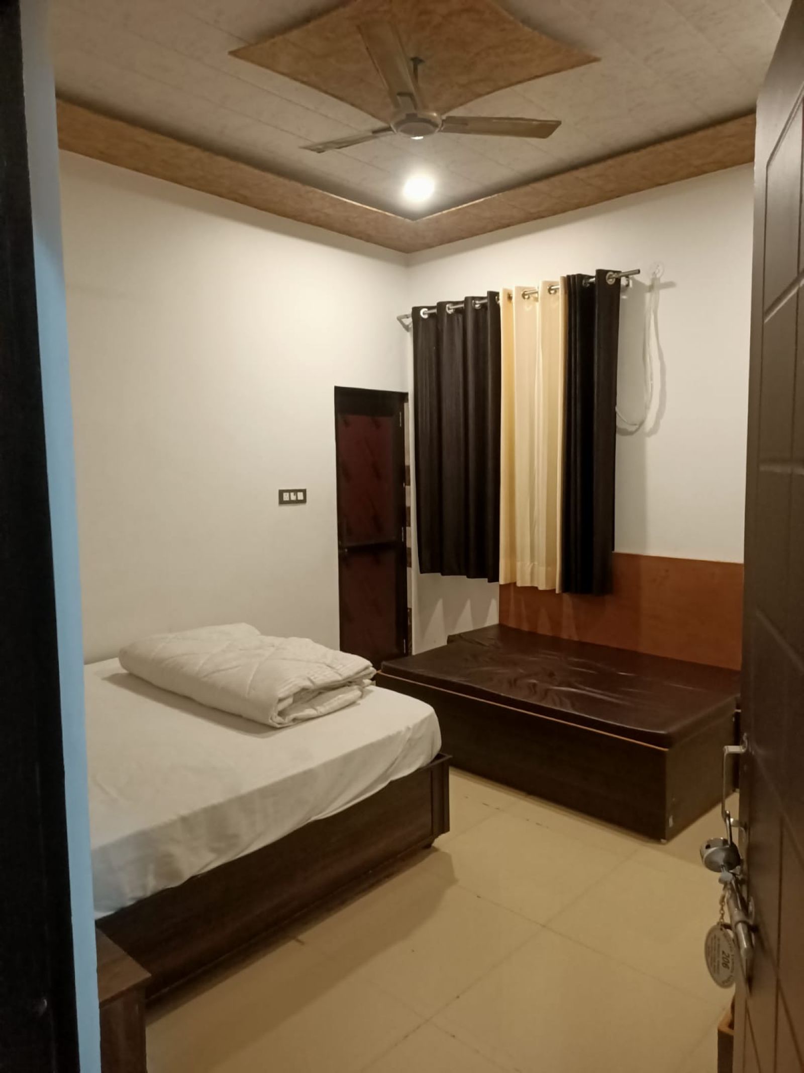 Hotel Yashoda Sadan - Tap to explore photos