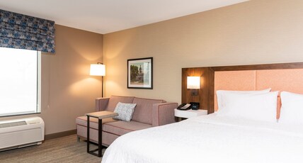 Hampton Inn & Suites by Hilton Marshalltown Room Type - 1 KING BED W SOFA BED