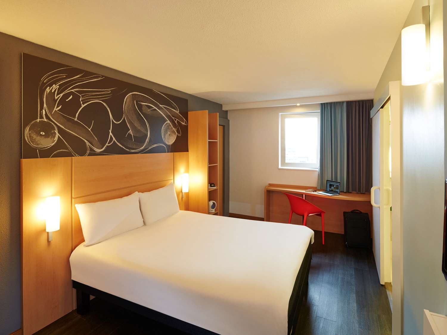 ibis Reading Centre  Hotel - Tap to explore photos