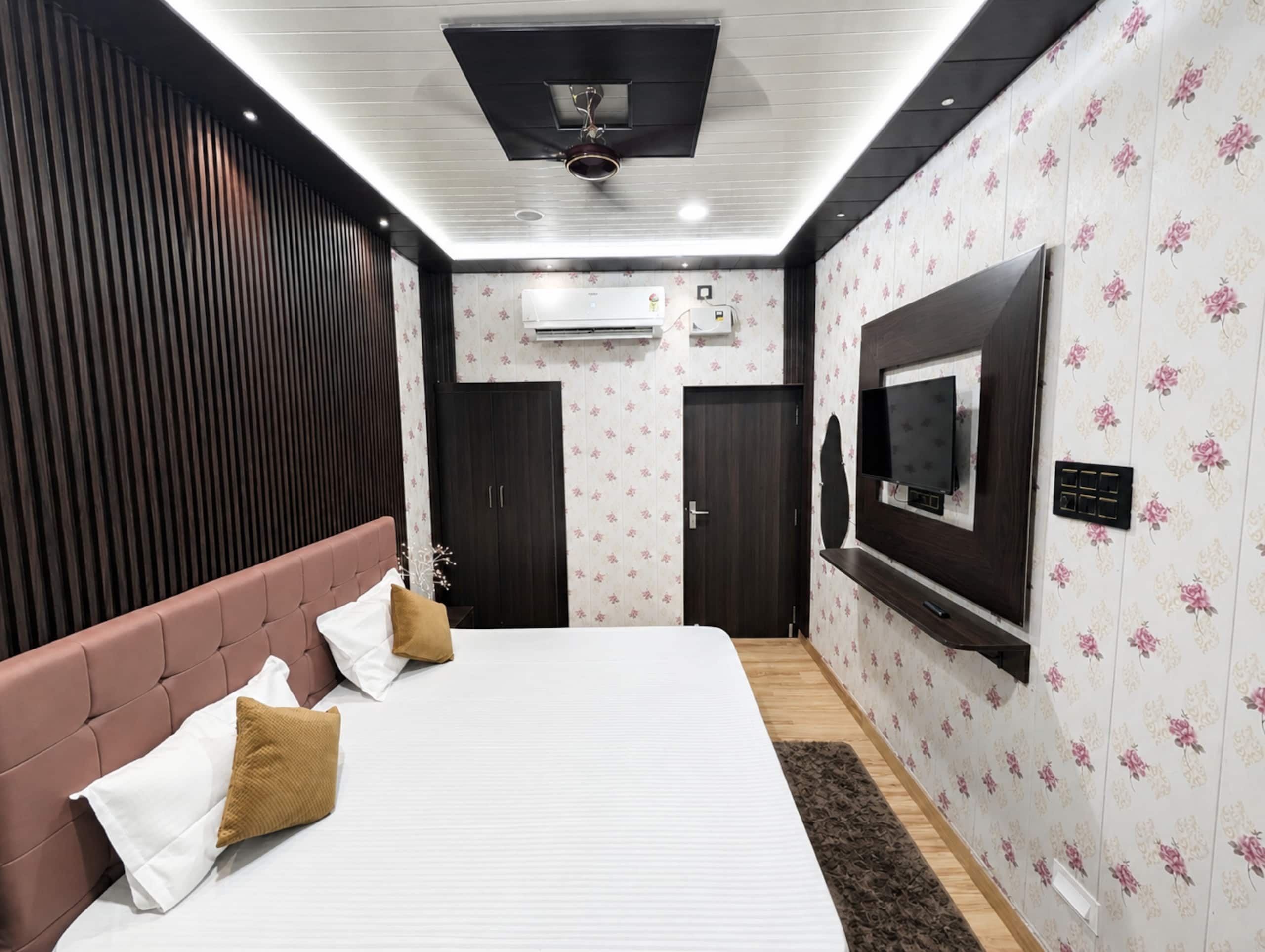 Peaceful Spacious 2BR near Kashi Vishwanath Temple - Tap to explore photos