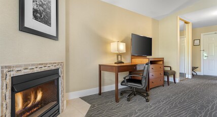 Best Western Plus Stevenson Manor Room Type - Suite-1 King Bed, Non-Smoking, Second Floor, Fireplace, Sitting Area, Wi-Fi, Full Breakfast