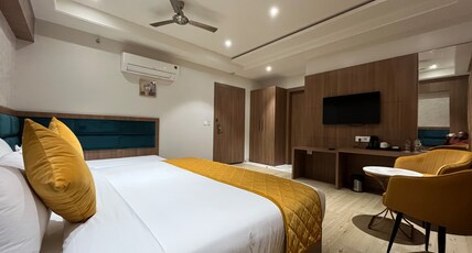 Hotel Three Seasons - Near Parikrama Marg Room Type - Luxury Triple Room