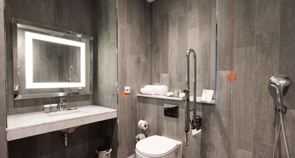 DoubleTree by Hilton Edinburgh - Queensferry Crossing Room Type - KING ACCESSIBLE ROOM