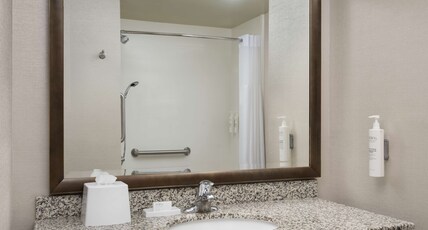 Hampton Inn & Suites Orlando/Downtown South - Medical Center Room Type - 1KNG MOB HEAR ACC W TUB NS