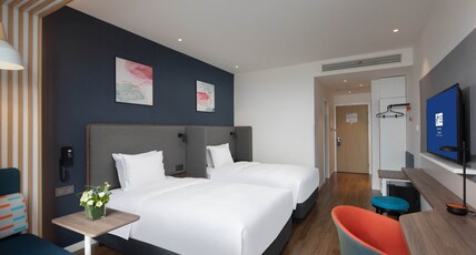 Holiday Inn Express XI Room Type - 1 King Standard City View