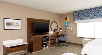 Hampton Inn & Suites by Hilton Marshalltown Room Type - 2 QNS ACCESSIBLE W TUB