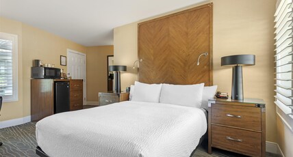 Best Western Plus Stevenson Manor Room Type - 1 Queen Bed, Non-Smoking, Second Floor, Microwave And Refrigerator, Wi-Fi, Shower Only, Full Breakfa Best Western Plus Stevenson Manor Room Type - 1 Queen Bed, Non-Smoking, Second Floor, Microwave And Refrigerator, Wi-Fi, Shower Only, Full Breakfa