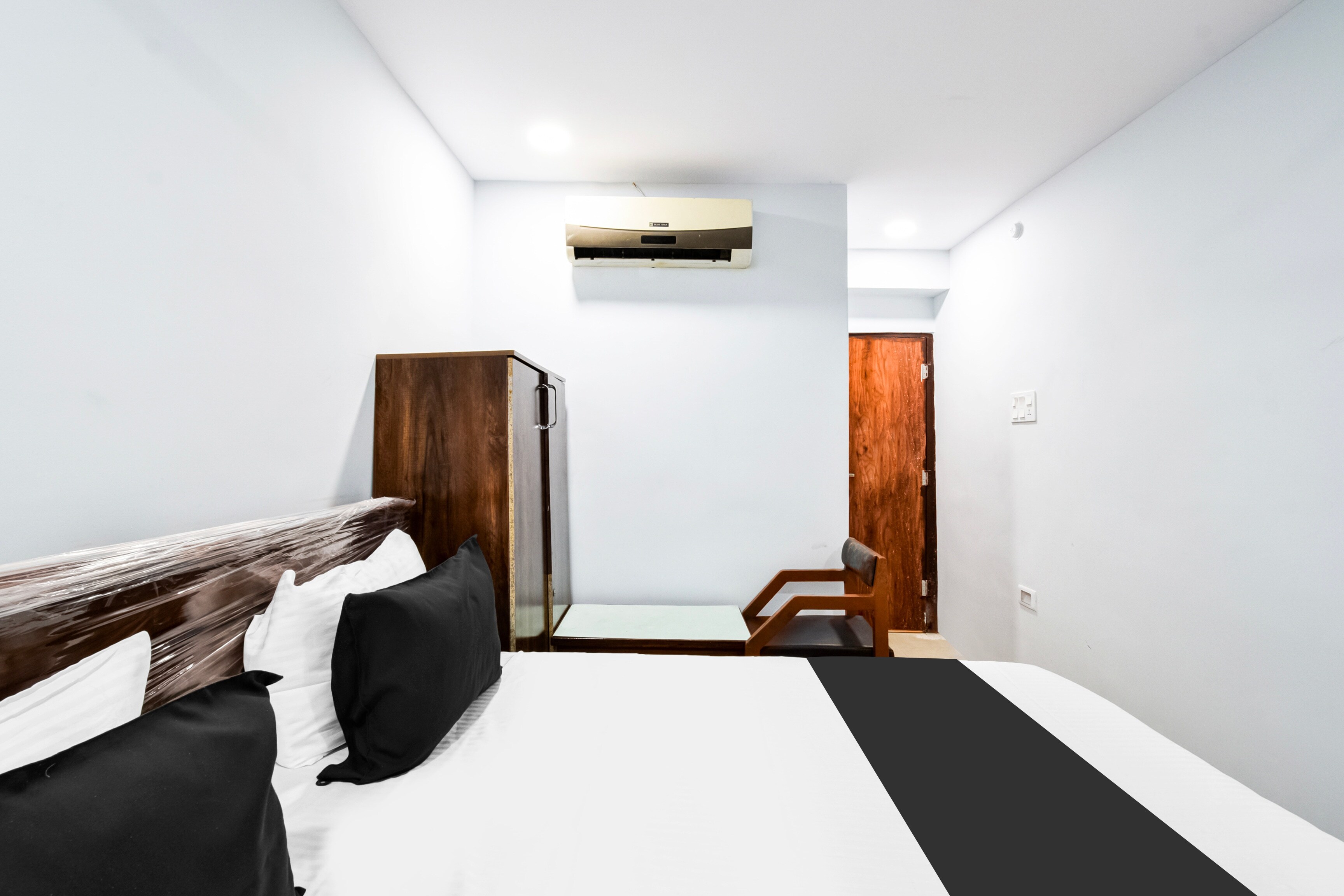 HOTEL O ROYAL KAKATIYA - Tap to explore photos
