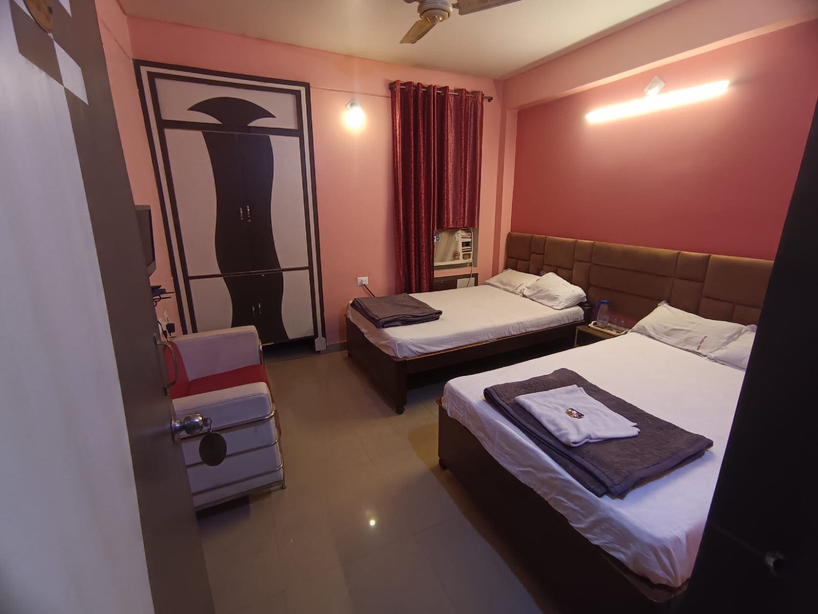Hotel Viraat Inn - Tap to explore photos