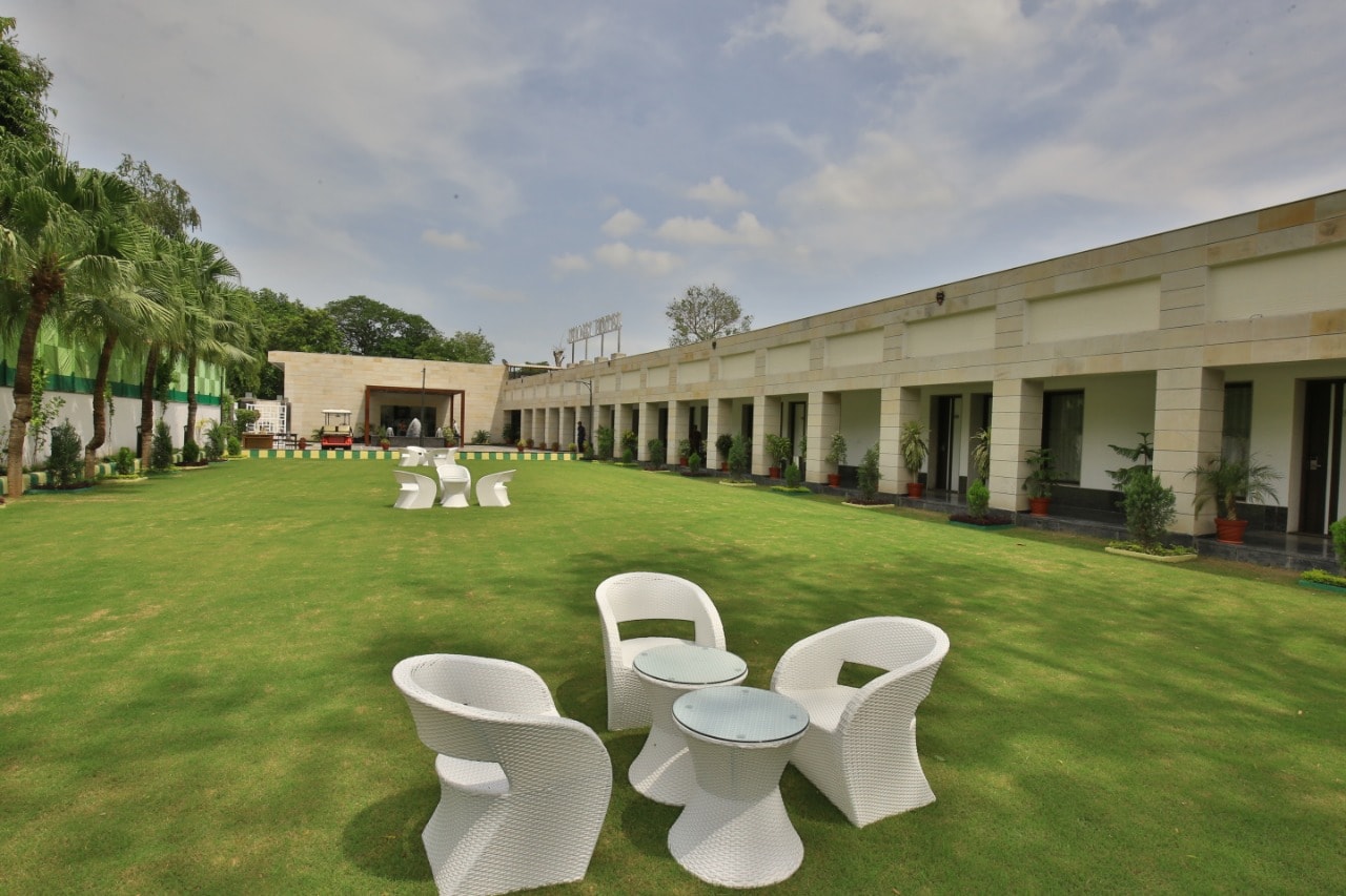 Jhansi Hotel - Tap to explore photos