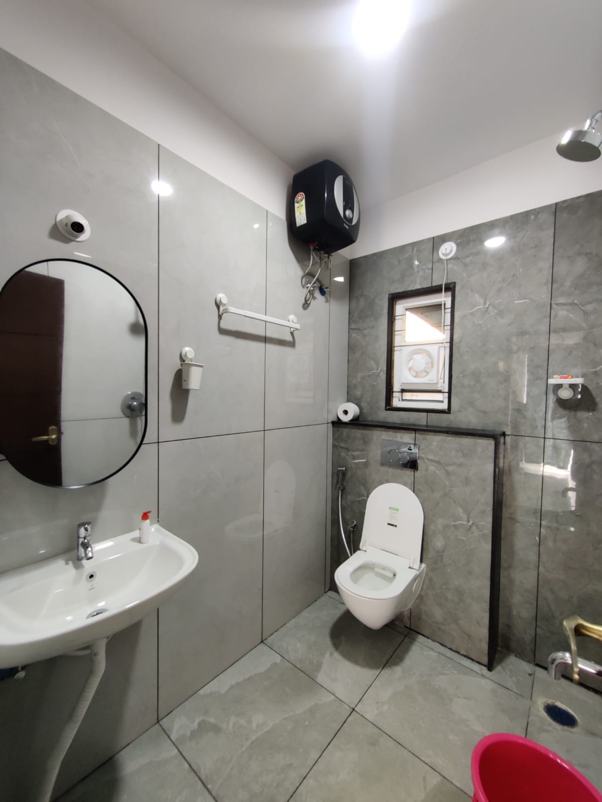 Isiri Service Apartment - Tap to explore photos
