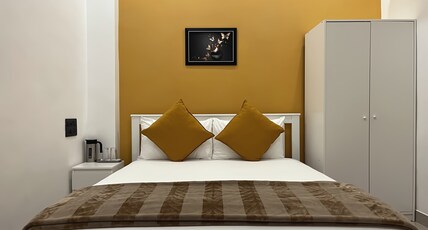 KianaStays Room Type - Deluxe Double Room