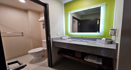 Holiday Inn Express & Suites MEXICALI Room Type - 1 King Standard Access