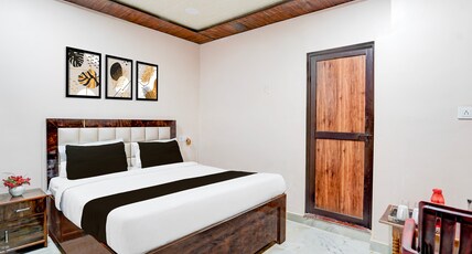 Super OYO Hotel O Tedhi Bazaar Near Ram Janambhumi Room Type - Classic with Balcony Super OYO Hotel O Tedhi Bazaar Near Ram Janambhumi Room Type - Classic with Balcony
