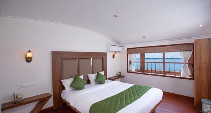 Cee Pee - Luxury Private Houseboats Room Type - Premium Room in sharing houseboat full time AC