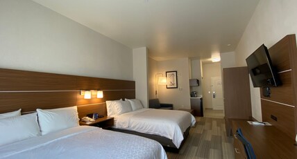Holiday Inn Express Hotel & Suites Beaumont - Oak Valley Room Type - 2 Queen Suite Sofa Bed