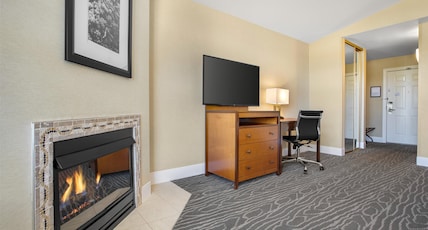 Best Western Plus Stevenson Manor Room Type - Suite-1 King Bed, Non-Smoking, Fireplace, Mountain View, Second Floor, Sitting Area, Wi-Fi, Full Bre