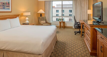 Hilton Seattle Airport & Conference Center Room Type - 1 KING BED COURTYARD VIEW