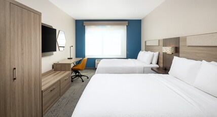 Holiday Inn Express Hotel & Suites NORTH SEQUIM, an IHG Hotel Room Type - 2 Queen Standard Communication Mobility Accessible Tub