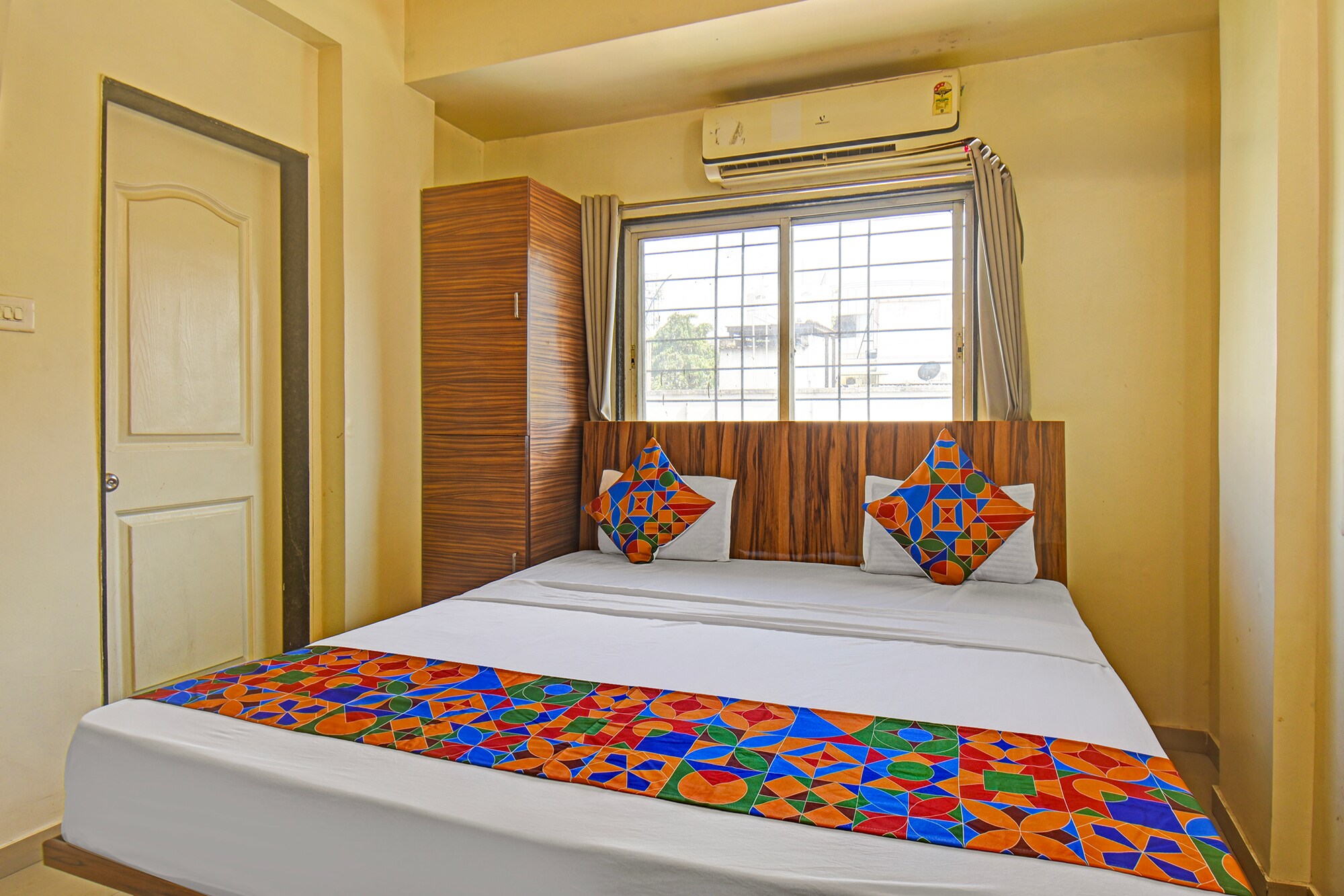 FabHotel Sai Inn - Nr. Jagtap Dairy - Tap to explore photos