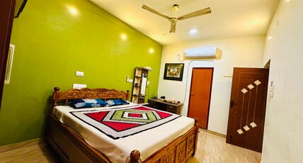 SS Home Stay Thiruvannamalai Room Type - Deluxe Room King Bed