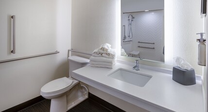 Holiday Inn MORGANTOWN - READING AREA Room Type - 2 Queen Standard Mobility Accessible Roll In Shower Holiday Inn MORGANTOWN - READING AREA Room Type - 2 Queen Standard Mobility Accessible Roll In Shower