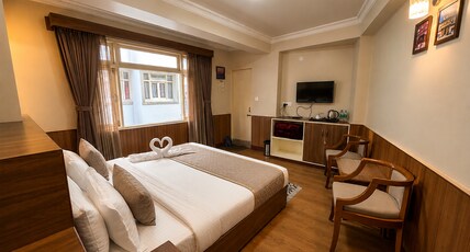 Rare Himalayas Taksa  250 Meters from Mall Road Room Type - Deluxe Cozy Couple Room