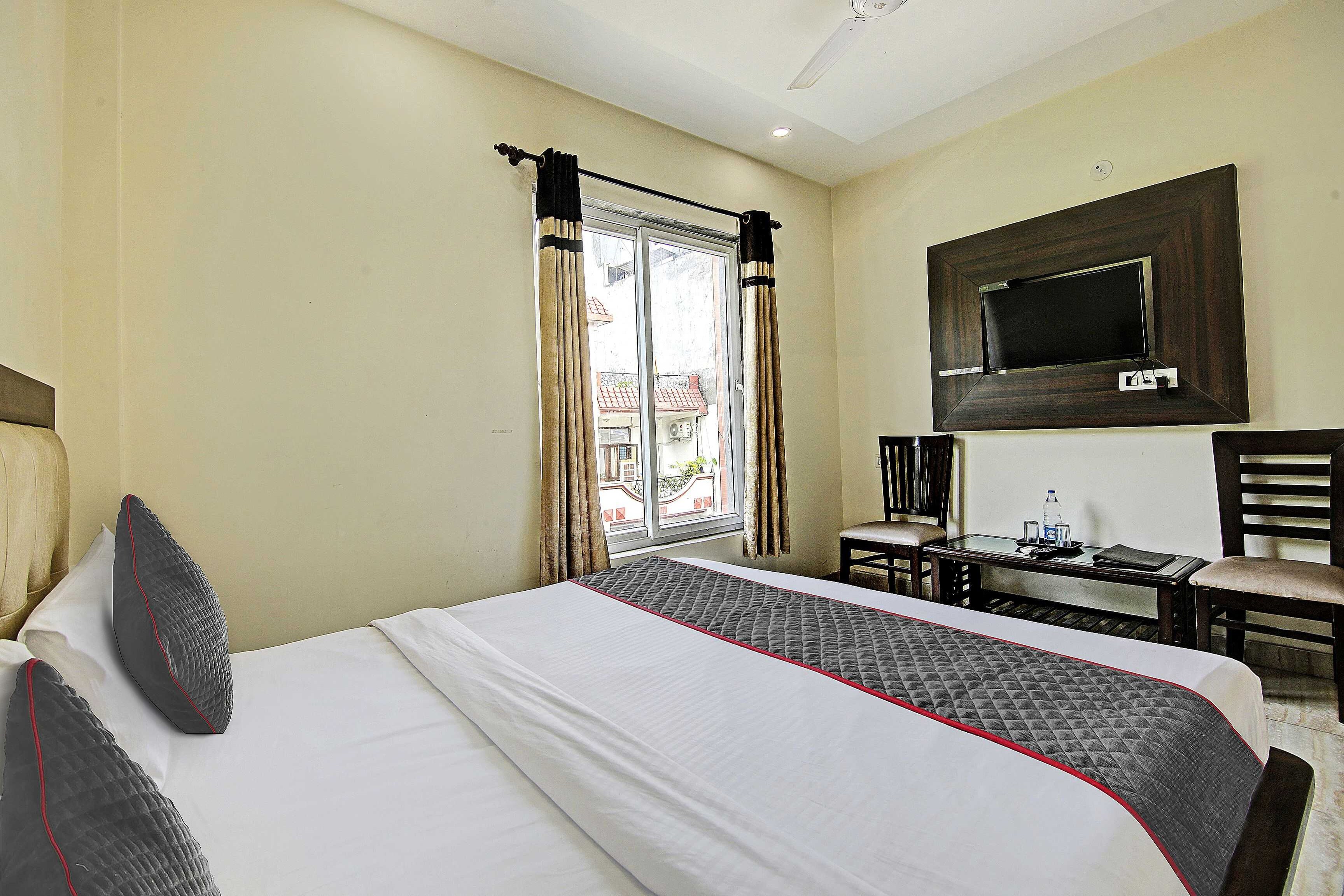 Townhouse Grand Inn - Tap to explore photos