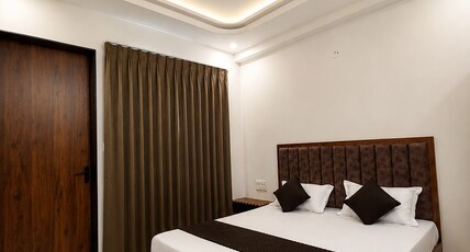 Mirch Masala Hotel & Restaurant Room Type - Bedroom 8