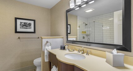 Best Western Plus Stevenson Manor Room Type - 2 Double Beds, Non-Smoking, First Floor, Wet Bar, Microwave And Refrigerator, Wi-Fi, Full Breakfast