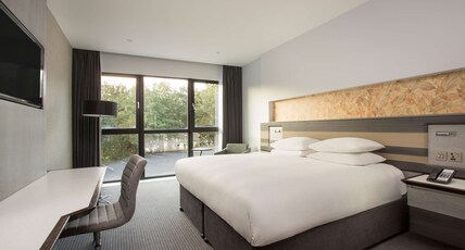 DoubleTree by Hilton Edinburgh - Queensferry Crossing Room Type - KING GUEST ROOM WITH VIEW