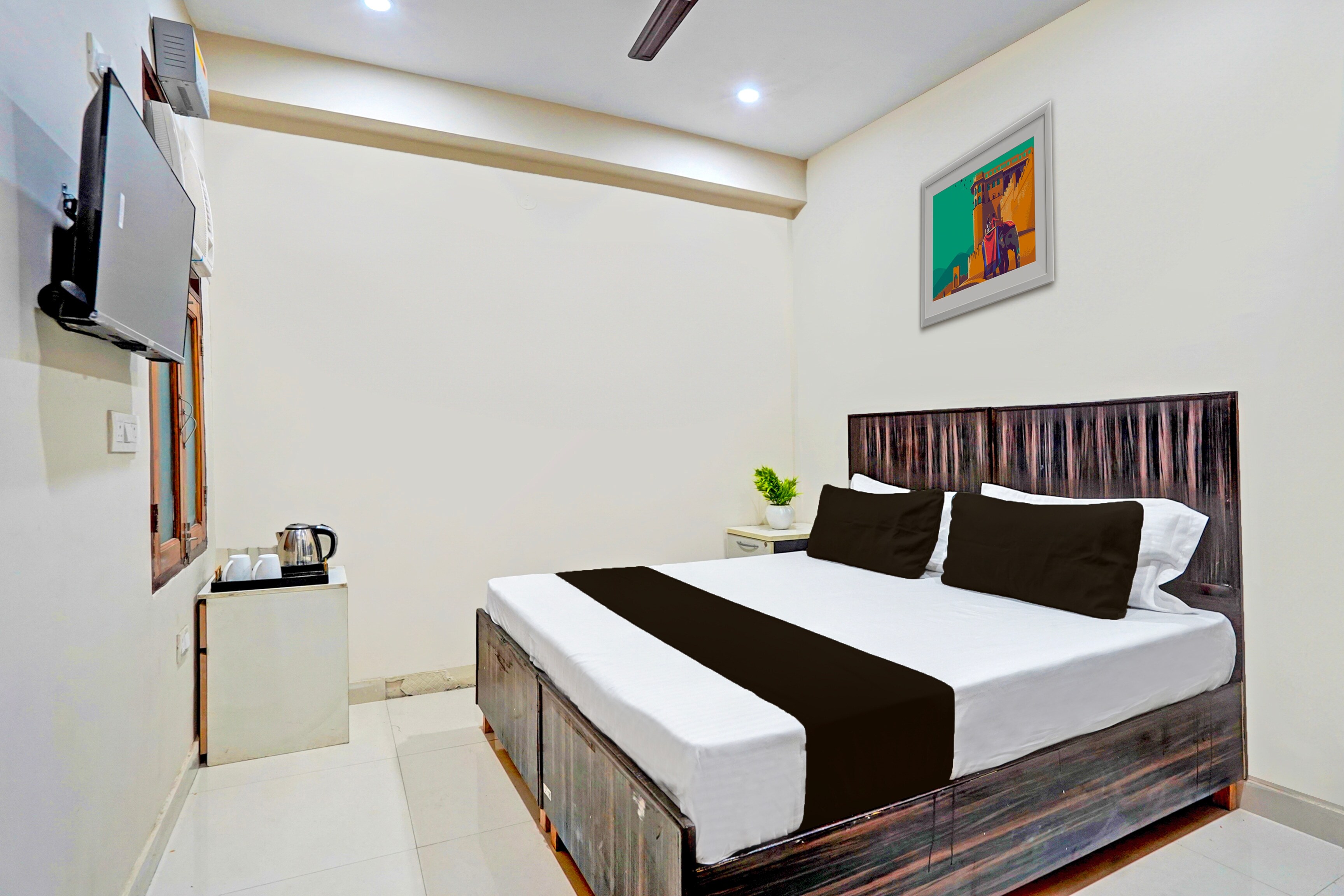 Super Hotel O Shree Jee Inn Guest House - Tap to explore photos