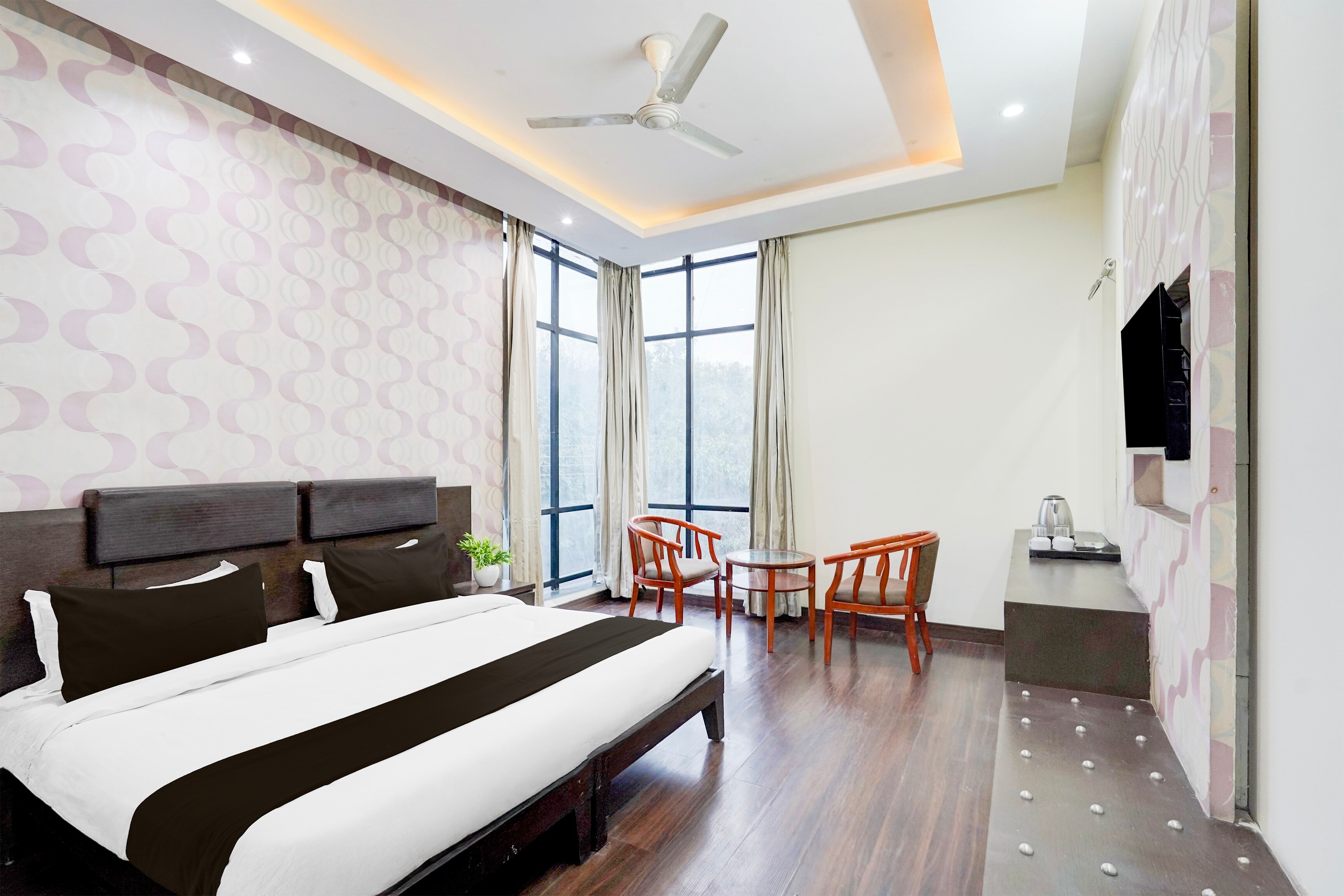 Townhouse Sector 51 Noida Near Metro Station - Tap to explore photos