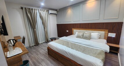 SQUARSTAY LAKEVIEW HOTEL Room Type - Luxury AC Room With Balcony