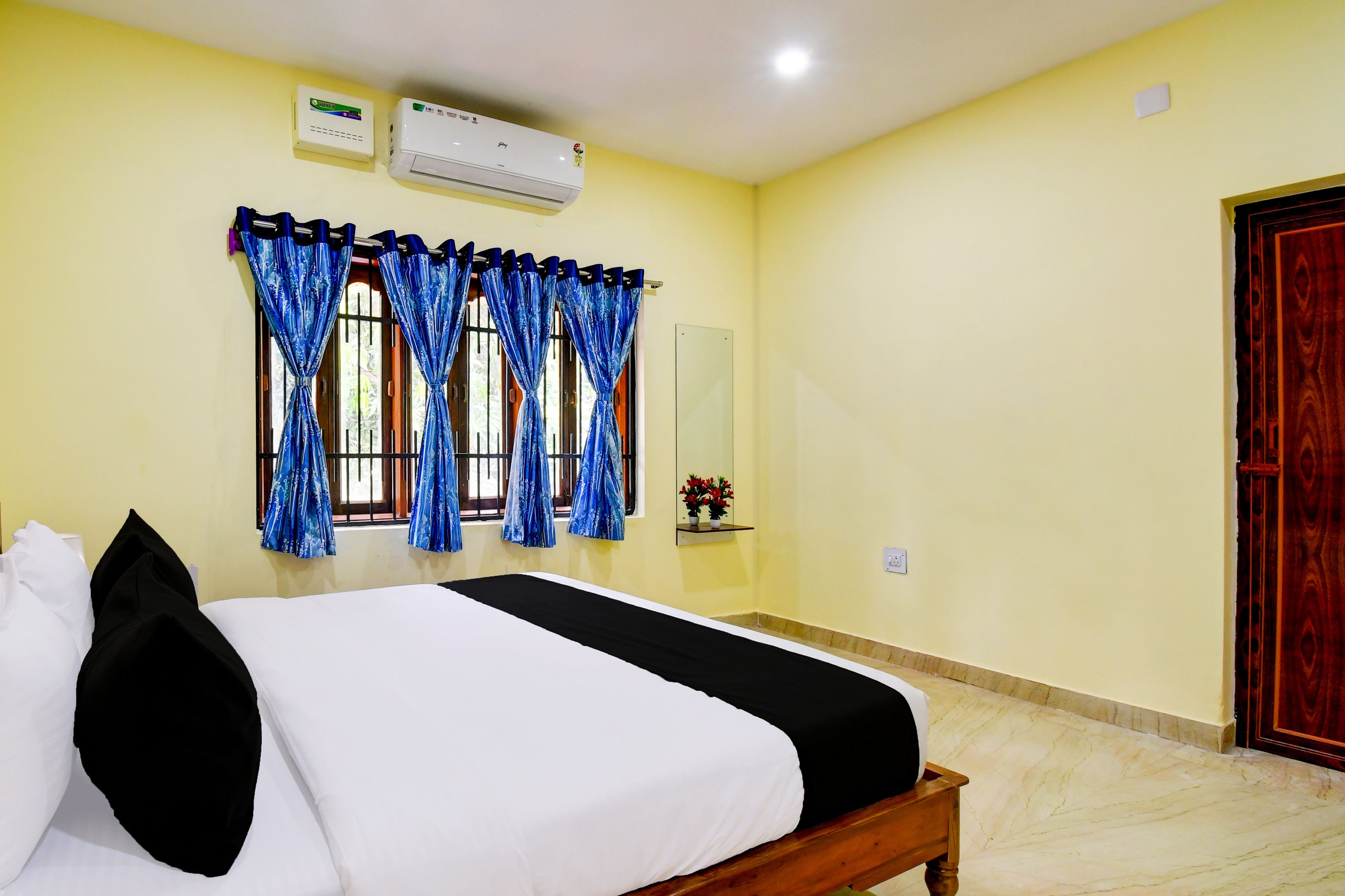 HOTEL O LAVISH INN - Tap to explore photos