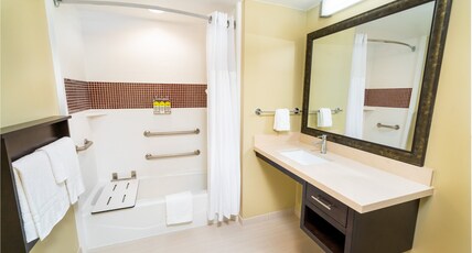Staybridge Suites Newark - Fremont Room Type - 2 Queen 1 Bedroom Suite Mobil Access Tub