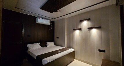 Chhaya Niketan Home Stay Room Type - Deluxe Double Room 105